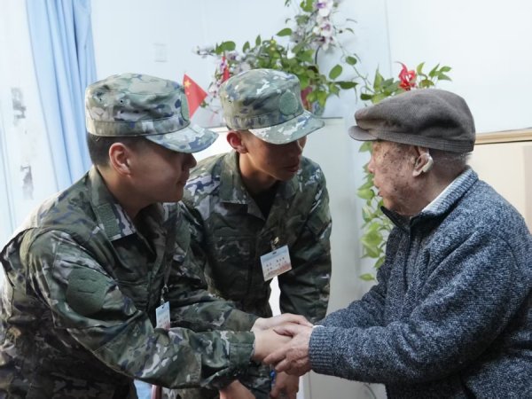 盛康配资 武警新兵走近英模、学习英模